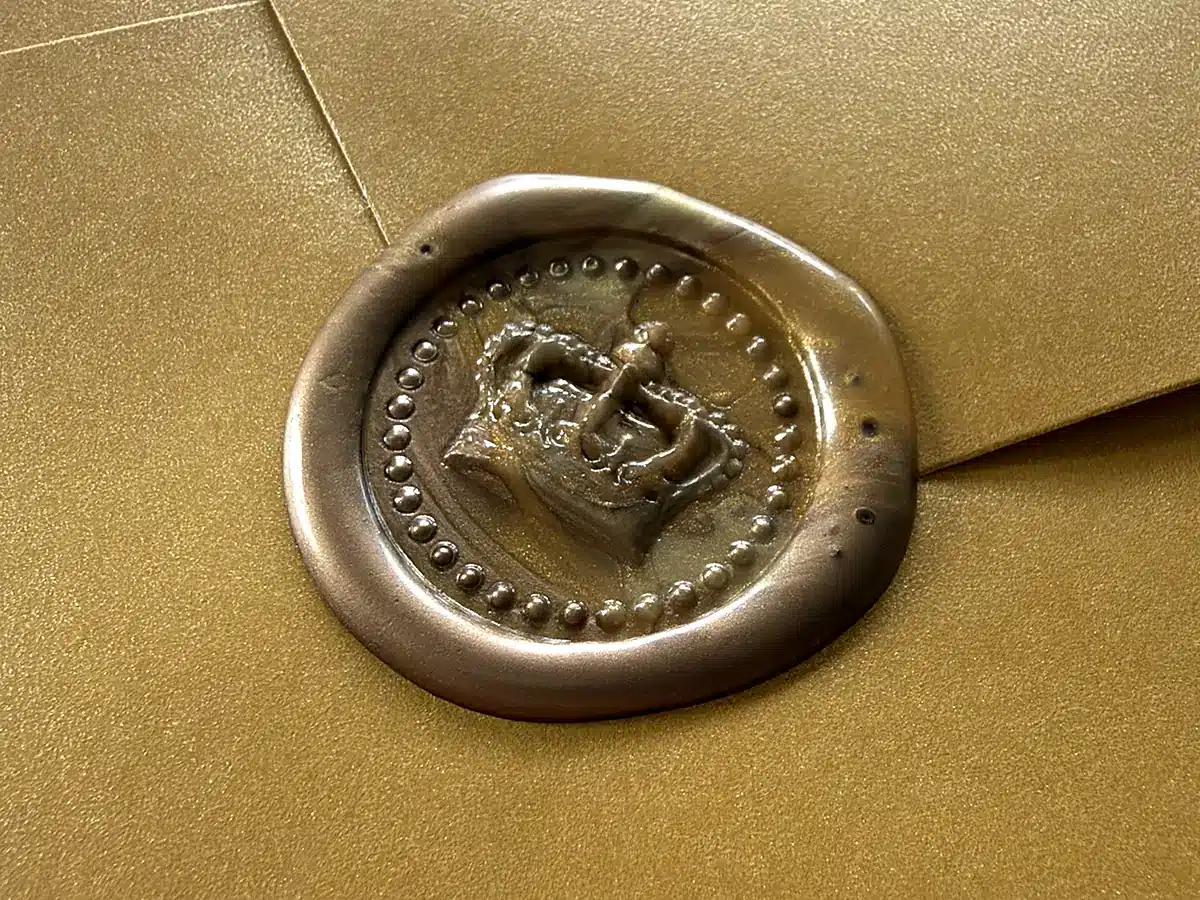 Sobre dorado de la carta de los Reyes Magos cerrado a mano con lacre de corona